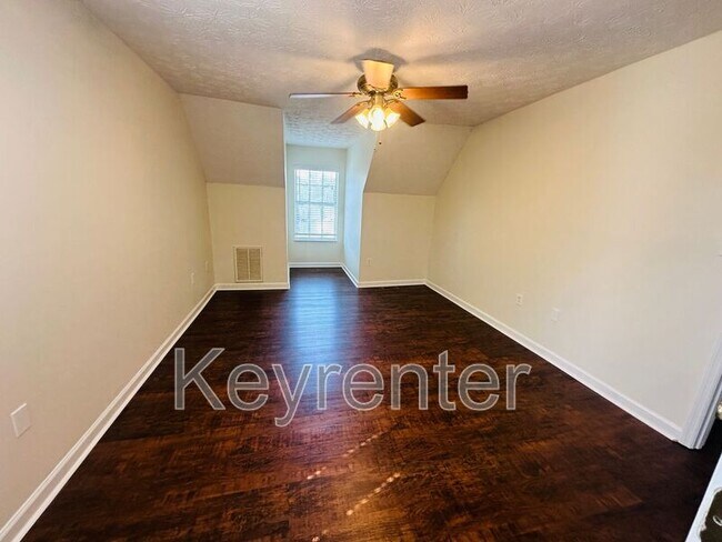 Building Photo - 2207 Crestpark Rd