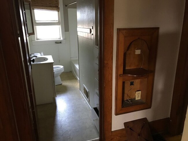 Building Photo - 930 Hudson Ave