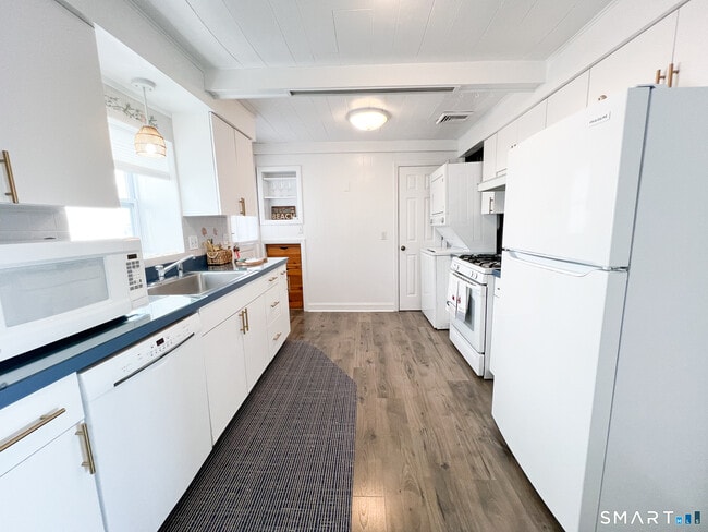 Building Photo - 54 Milesfield Ave