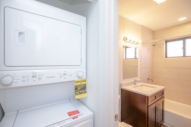 Building Photo - 6807 N Ridge Blvd