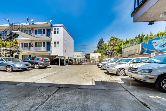 Building Photo - 1008 E 23rd St