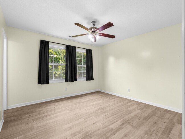 Building Photo - 103 Oakwood Ct