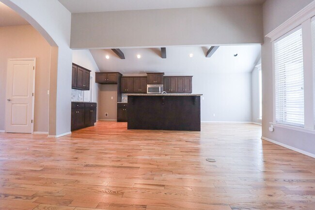 Building Photo - Spacious 3 Bedroom / 2 Bathroom with Modern Upgrade