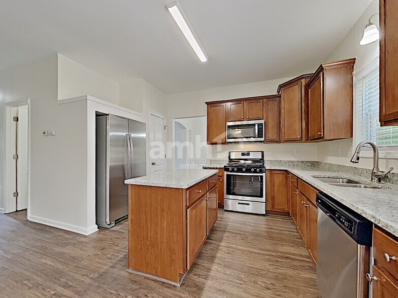 Building Photo - 2026 Peach Shoals Cir