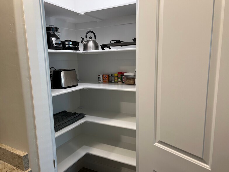 Building Photo - 1911 E Fiesta Ln