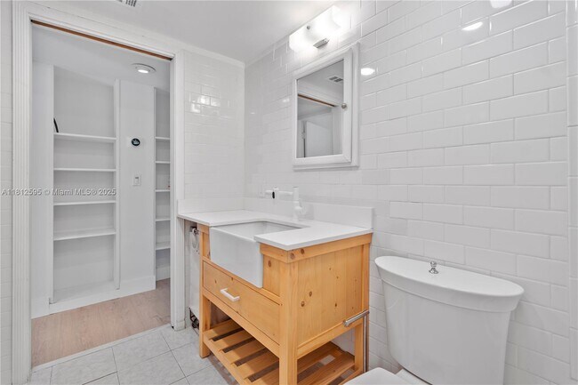 Building Photo - 6886 N Kendall Dr