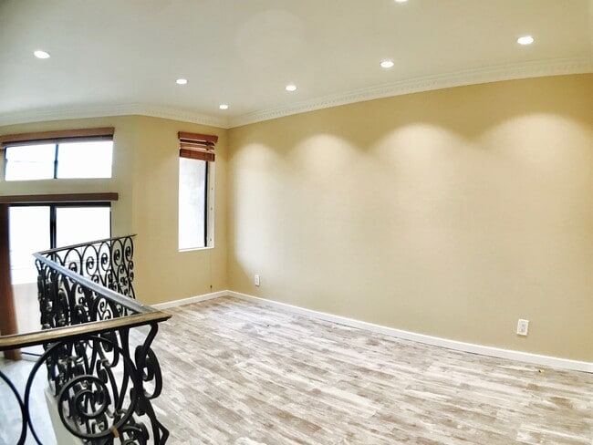 Building Photo - Beautiful Townhouse in Prime Glendale Area!