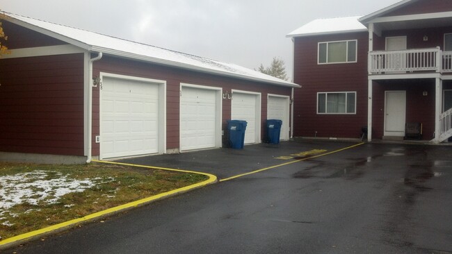 Building Photo - Newly painted 3 Bedroom 1 Bathroom in 4plex