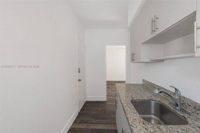 Building Photo - 8340 Crespi Blvd