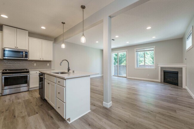 Building Photo - Desirable Salmon Creek Home Located in Lux...