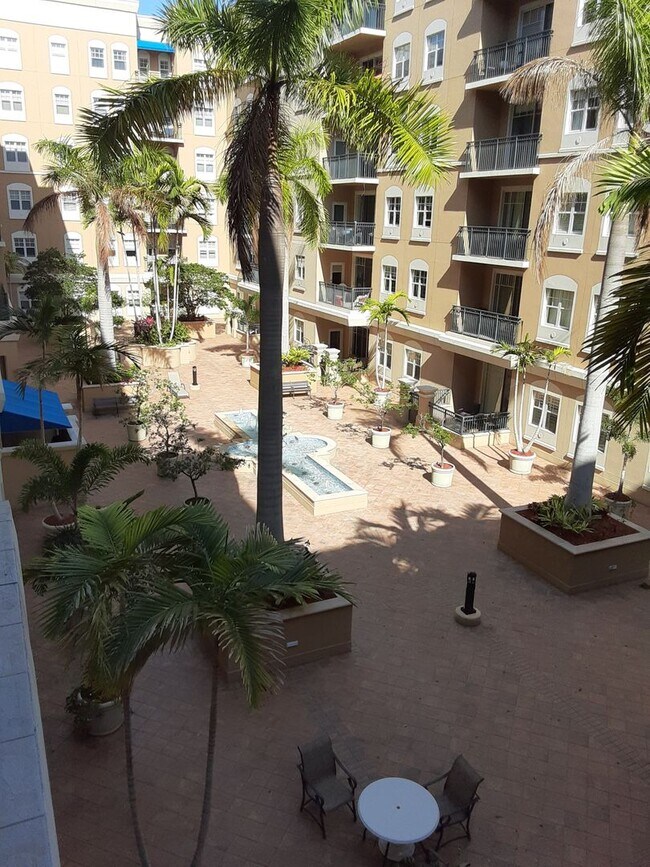 Building Photo - Annual 2/2 condo in luxury building downtown Sarasota!