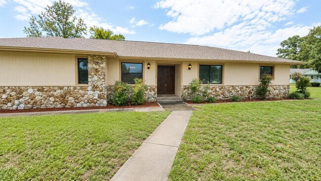 Building Photo - 35025 Raintree Dr