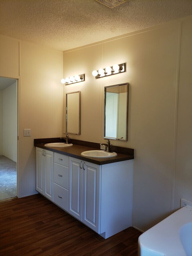 Building Photo - 4 bedroom Mobile Home