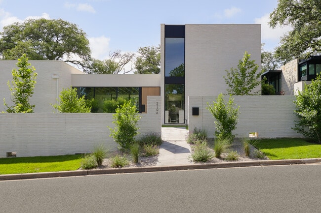 Building Photo - 2106 Matthews Dr