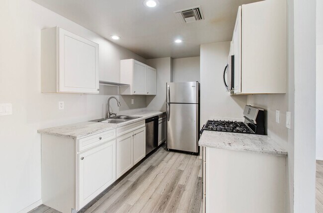 Building Photo - Recent Remodel on Lee Street!