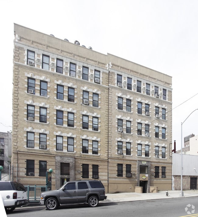 Building Photo - 690 E 138th St