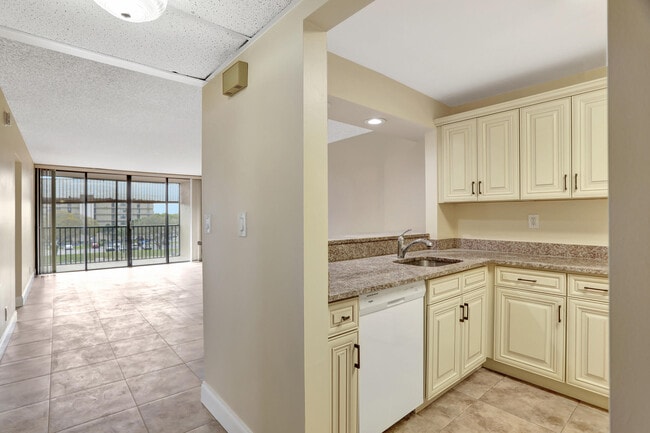 Building Photo - 3 Royal Palm Way
