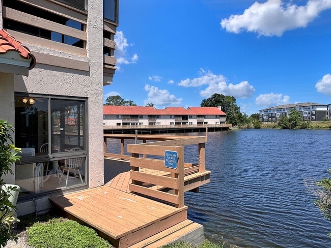 Building Photo - Beautiful Lake View End Unit 2-Bedroom Con...