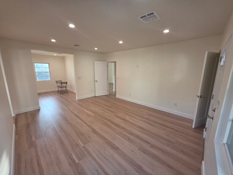 Building Photo - 2913 W Riverside Dr