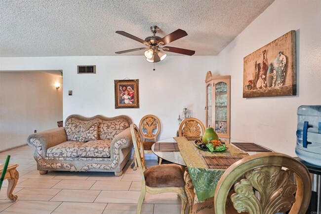 Building Photo - Lovely 3 Bedroom Townhome in Chula Vista!