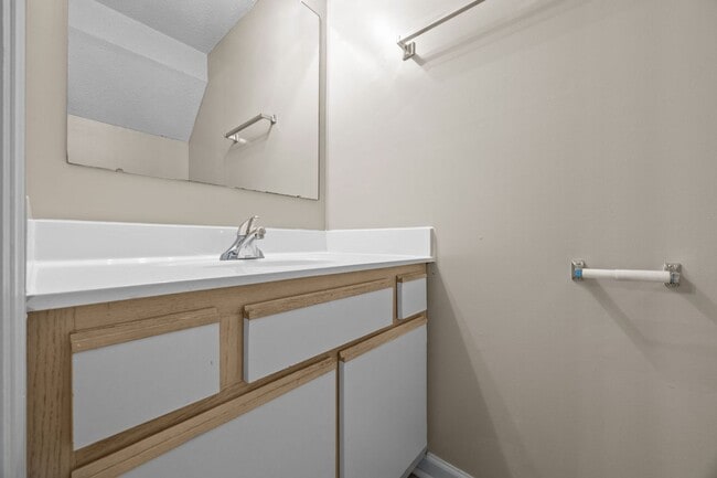 Building Photo - Welcome to Hunters Creek!