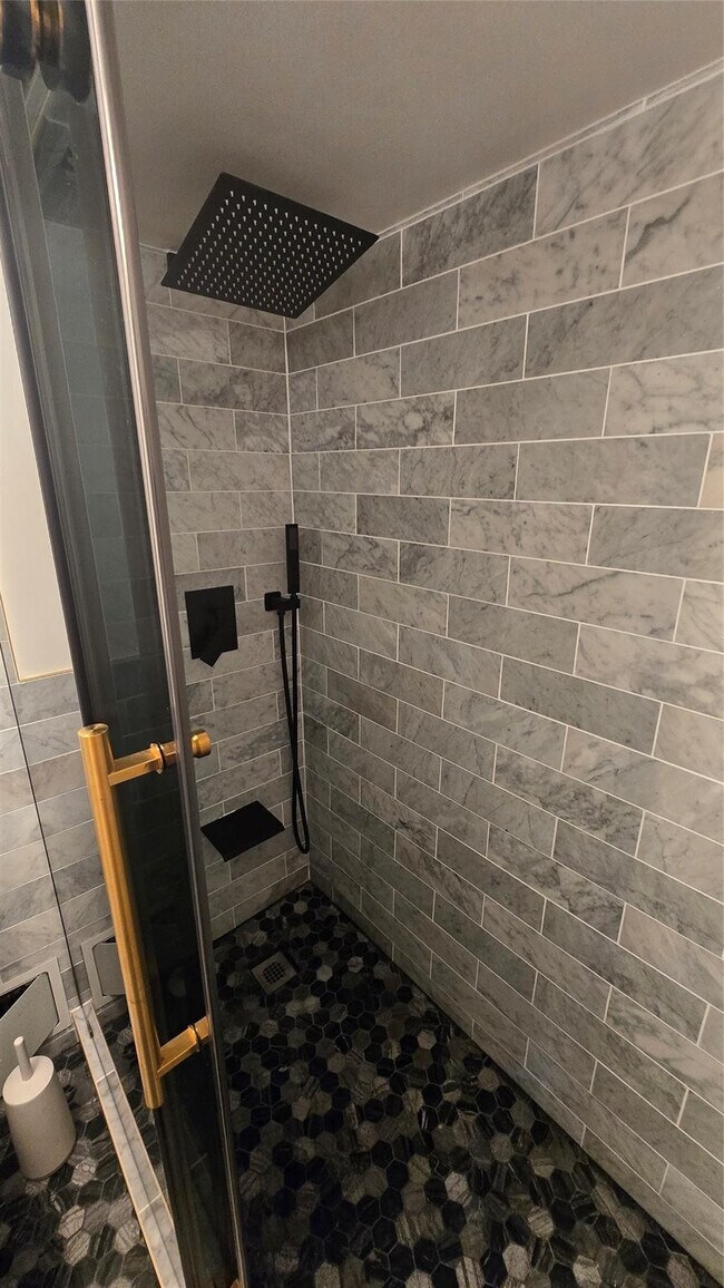 Building Photo - 300 Bayview Dr