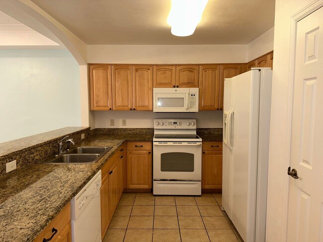 Building Photo - Spacious END UNIT 2 Master Suite Condo w/ ...