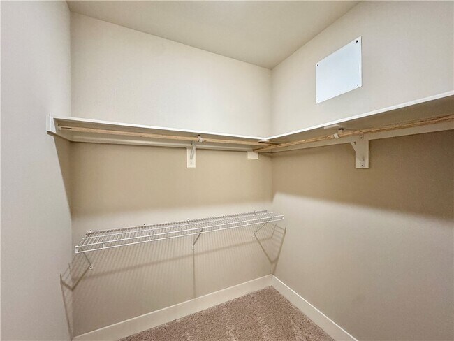 Building Photo - 921 NE Hts Ln