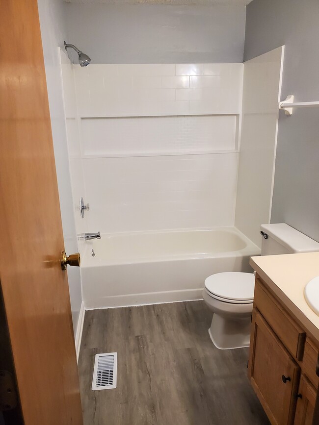 Hall bath - 6423 Plankton Dr