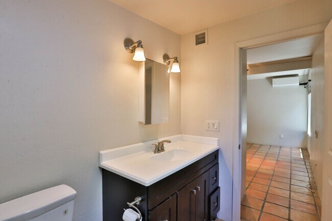 Building Photo - 3 Bedroom + den with pool