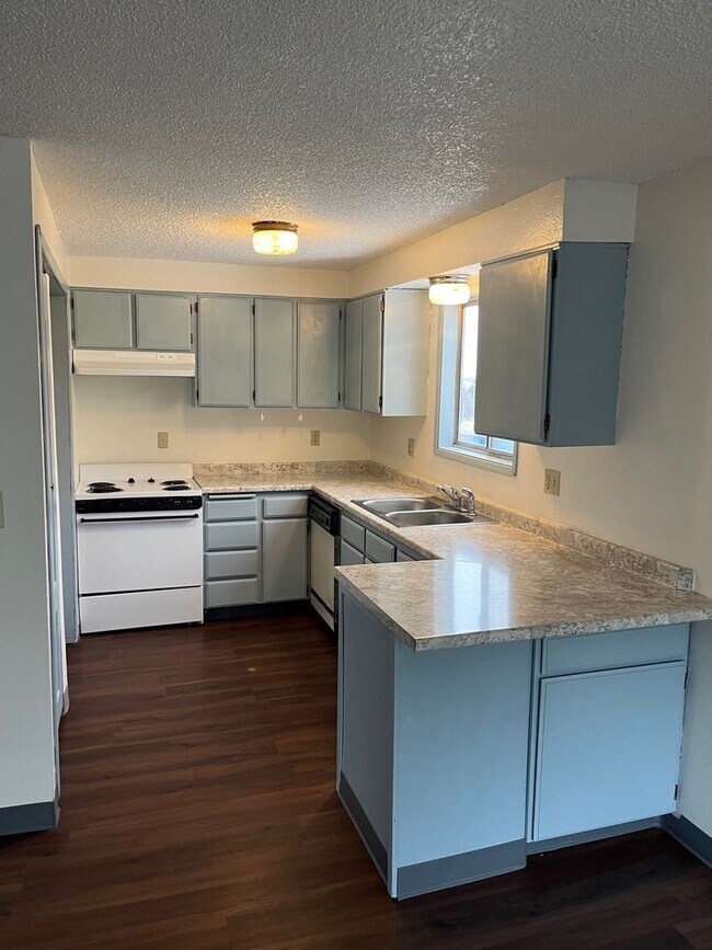 Building Photo - 2 Bedroom, 1 Bathroom Upstairs Apartment -...