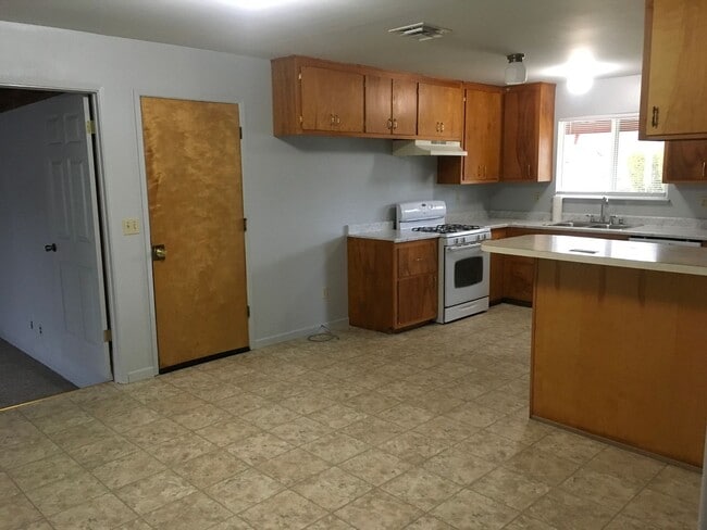 Building Photo - South Redding 3 Bedroom Home
