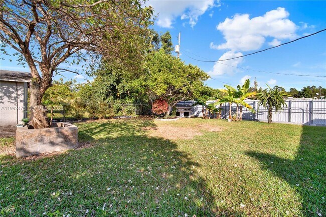 Building Photo - 860 SW 3rd St