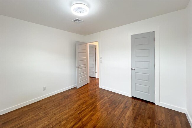 Building Photo - 909 SW 48th St