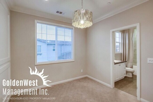 Building Photo - Gorgeous 2Bdm 2.5Ba Custom Model Townhouse in a Gated Community