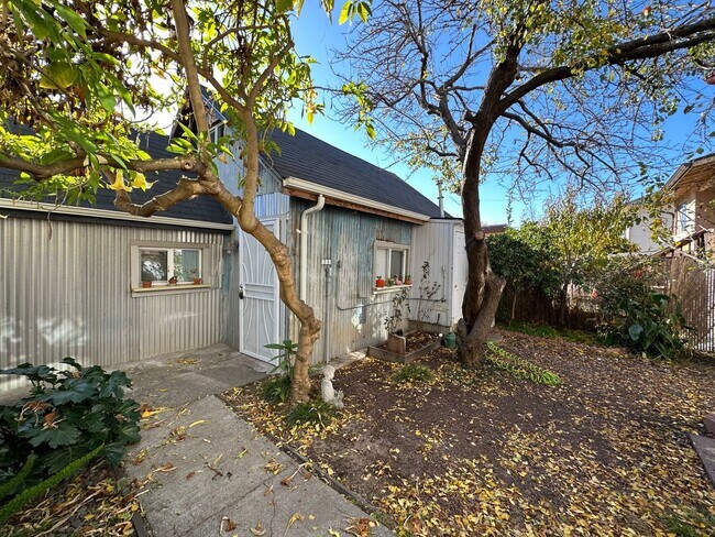 Building Photo - 855 52nd St
