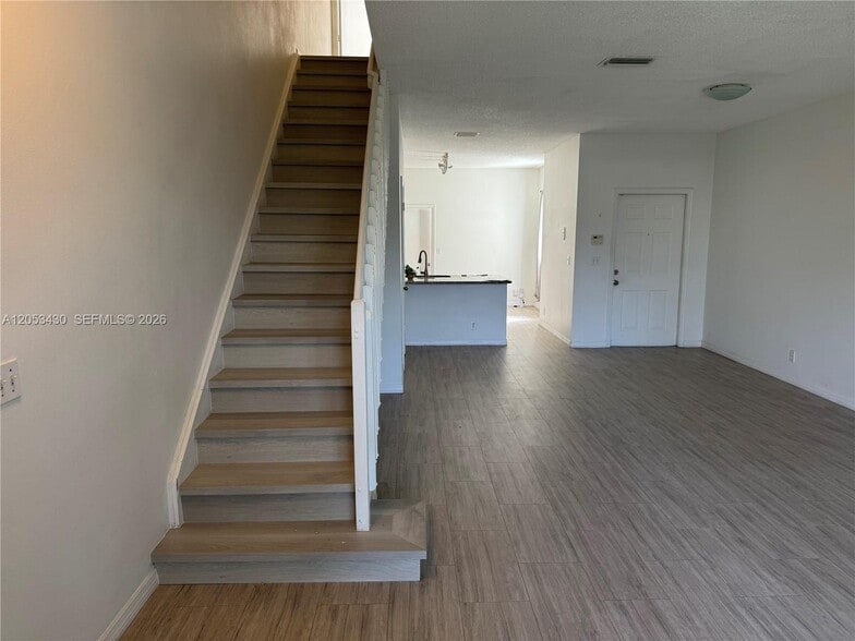 Building Photo - 2066 Madeira Dr