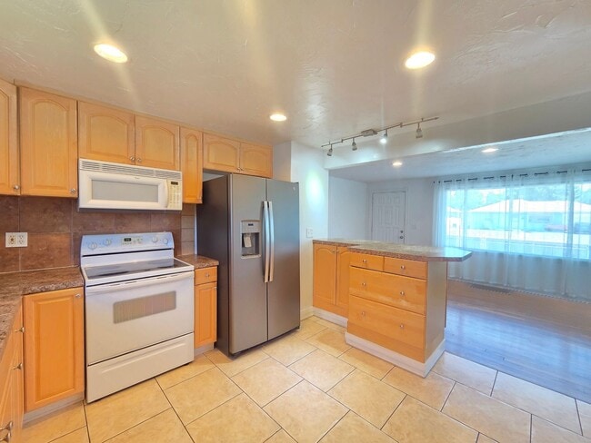 Building Photo - 5621 N Hemlock St