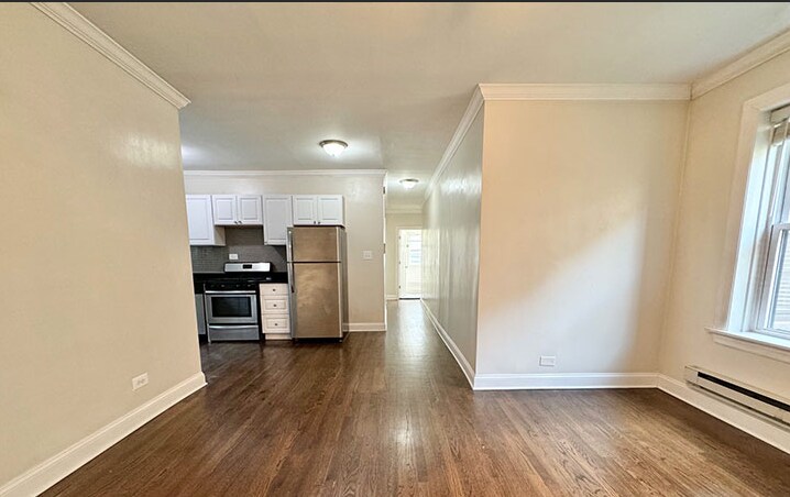 Building Photo - 3825 N Greenview Ave