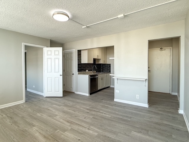Building Photo - 2740 N Pine Grove Ave