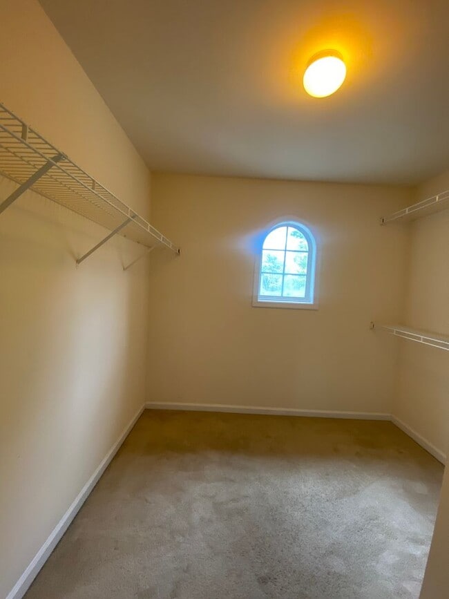 Building Photo - Spacious 3 Bedroom 2.5 Bathroom Home in Randolph Neighborhood