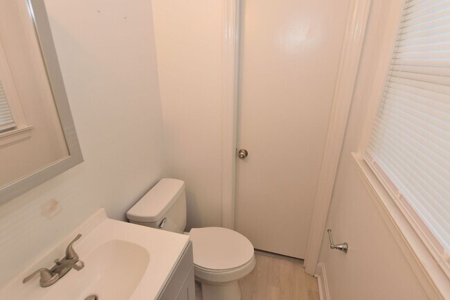 Building Photo - 625 Powell Dr