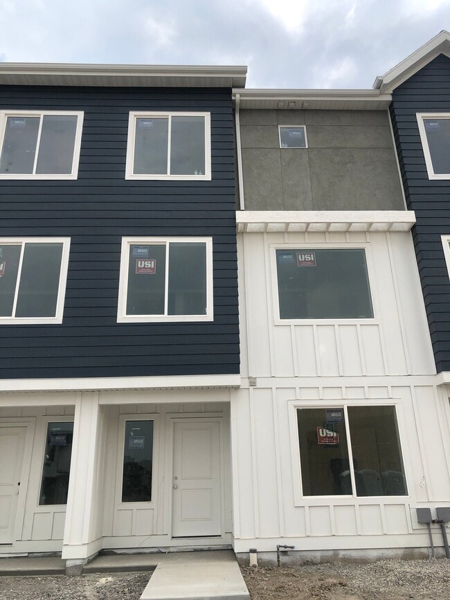 Building Photo - 1142 E Hatch Row