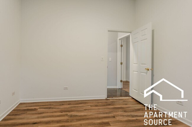 Building Photo - HUGE 2BR/1BA Close to Blue Line!