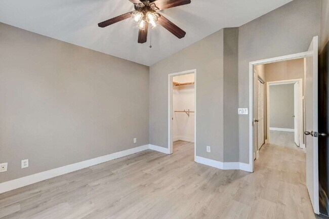 Building Photo - "Charming 2-Bedroom Townhouse Retreat with 2.5 Baths in South Henderson -with Backyard “