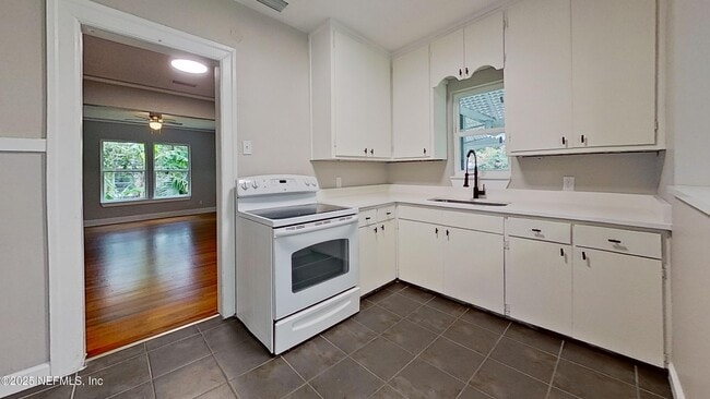 Building Photo - 257 E 47th St
