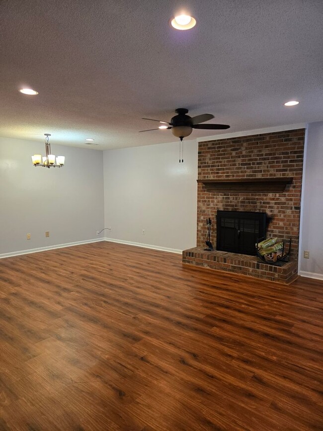 Building Photo - Spacious 4 bedroom 3 bath single family ho...