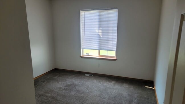 Building Photo - * MOVE IN SPECIAL* 1/2 OFF 1st FULL MONTH'...