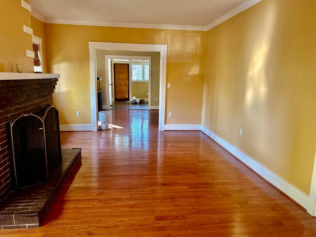 Building Photo - Uptown Whittier 4 Bedroom 3 Bath Beautiful...