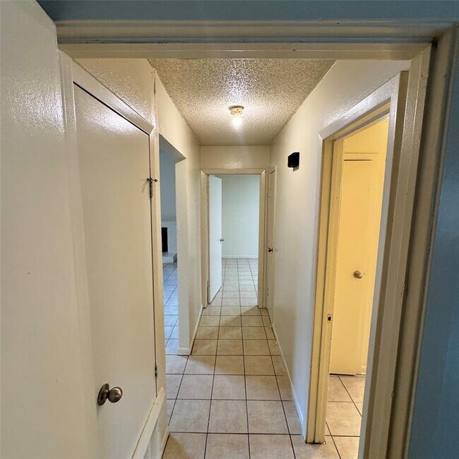 Building Photo - 1626 Royal Hill Dr